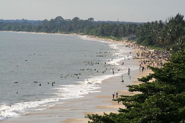 Libreville : la plage reprend vie après 2 années d’inactivité du fait de la Covid