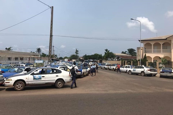 Port-Gentil : les chauffeurs de taxi préparent une grève pour protester contre le racket des policiers