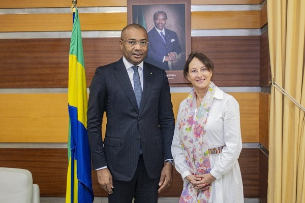 Gabon : Ségolène Royal s’enquiert de l’installation des panneaux solaires dans des maternités rurales