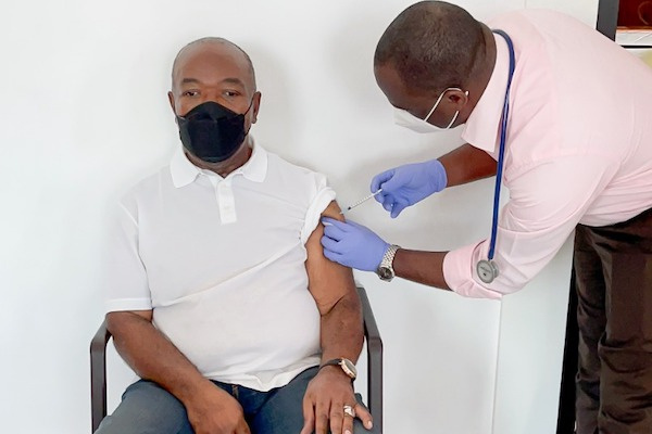 Covid-19 : Ali Bongo montre l’exemple et se fait vacciner