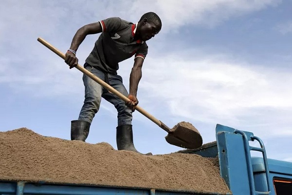 Extraction illégale de sable : le rappel à l’ordre du ministre des Mines aux exploitants