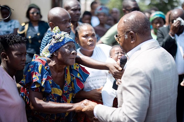 Violentes intempéries à Franceville : Ali Bongo aux côtés des victimes