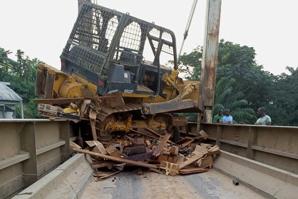 Route Bifoun-Ndjolé : le trafic interrompu après un accident sur le pont à une voie d’Abanga