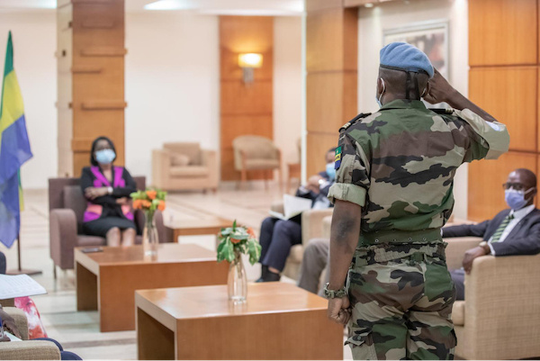 Rose Christiane Ossouka Raponda à la rencontre des soldats gabonais déployés en Centrafrique