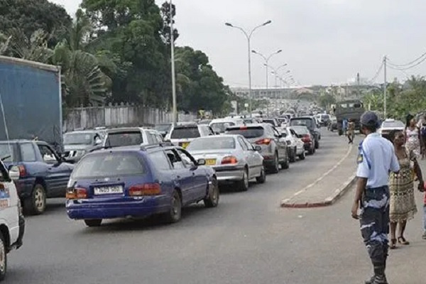 Des travaux pour fluidifier le trafic sur l’axe qui mène à l’aéroport de Libreville, en proie aux embouteillages