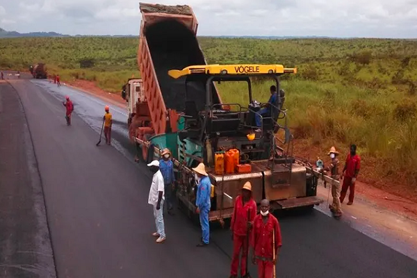 integration-regionale-le-gabon-lance-le-bitumage-de-la-route-ndende-doussala-sur-le-corridor-libreville-brazzaville