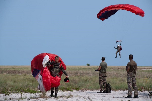 Défense : 90 militaires gabonais et tchadiens candidats au brevet de parachutiste français